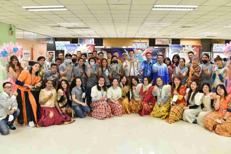 友達推動「安心、、、、創新、、用心、、、、同心、、盡心」五星職旅，，，為菲籍員工打造全方位照護，，首度贏得「人權實踐與發展領袖獎」殊榮