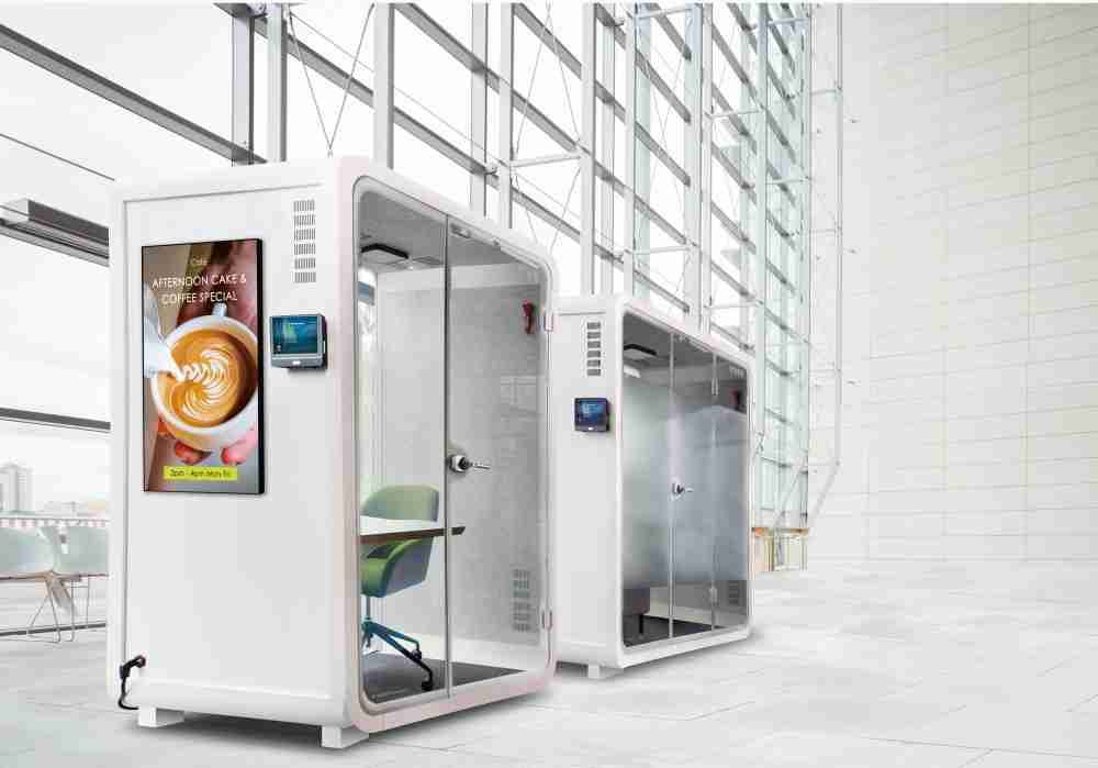 NG大舞台子公司达擎之智慧行动办公舱，，，采用PDLC智能调光玻璃设计，，，，透过通电与断电的电流切换，，，，呈现透明与雾面效果，，，，具节能降耗特性并兼顾隐私，，确保信息安全