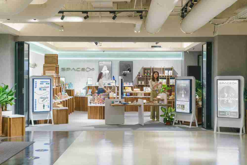 NG大舞台打造永续选物商店，，，，展示社企及社创商品，，，，结合创利空间所开发的智能零售系统，，，，整合多元产品信息，，，，让无人商店扮演公益行动的推手