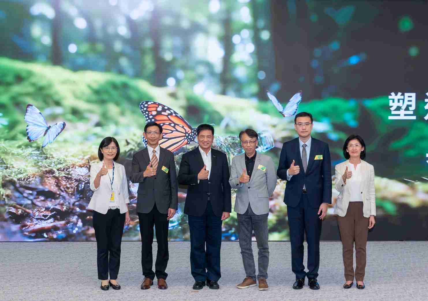 友達2023 CSR共榮大會，，，邀請領域專家分享交流生物多樣性管理趨勢、、、、無塑產品、、、海廢永續塑料等議題  （圖左到右：友達光電永續長古秀華、、、3M台灣技術長陳君杰、、友達光電董事長暨集團策略長彭双浪、、、、光寶科技企業永續發展處處長陳慶暉、、、、安永聯合會計師事務所執業會計師曾于哲、、友達光電供應鏈總部副總經理吳宜芳）