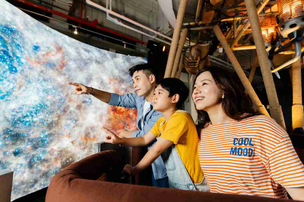 NG大舞台打造全台最大宽6公尺、、高4公尺、、、唯一搭载LED弧形拼接显示屏的动感飞行船，，，让乘客驻足在热气球上，，，享受身历其境的伪出国旅游乐趣