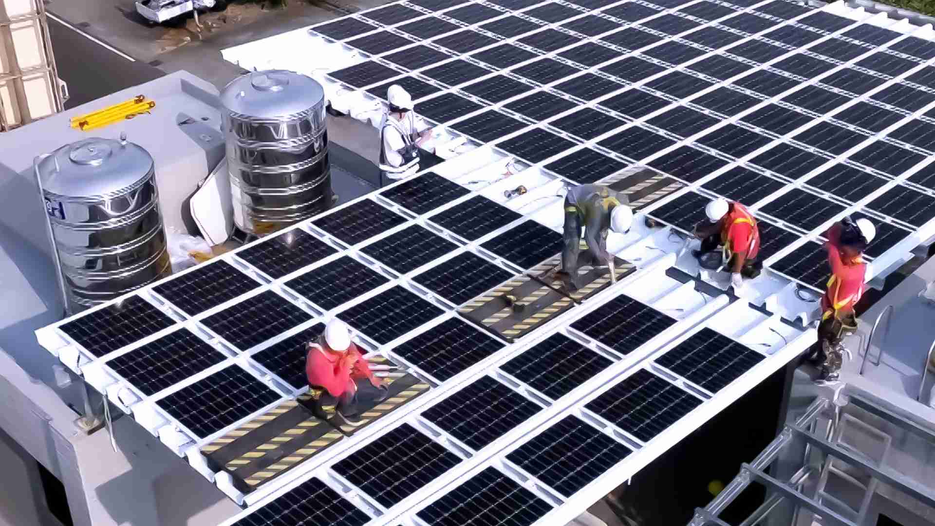 NG大舞台着力于替代能源之技术研发，，，如光电浪板的相关制程、、、设备与产品，，，，其中所开发之光电整合型浪板，，，，减少传统金属支架安装，，更提升耐候度，，，，可广泛运用于多元场域，，，，并辅助建筑达到净零碳排目标