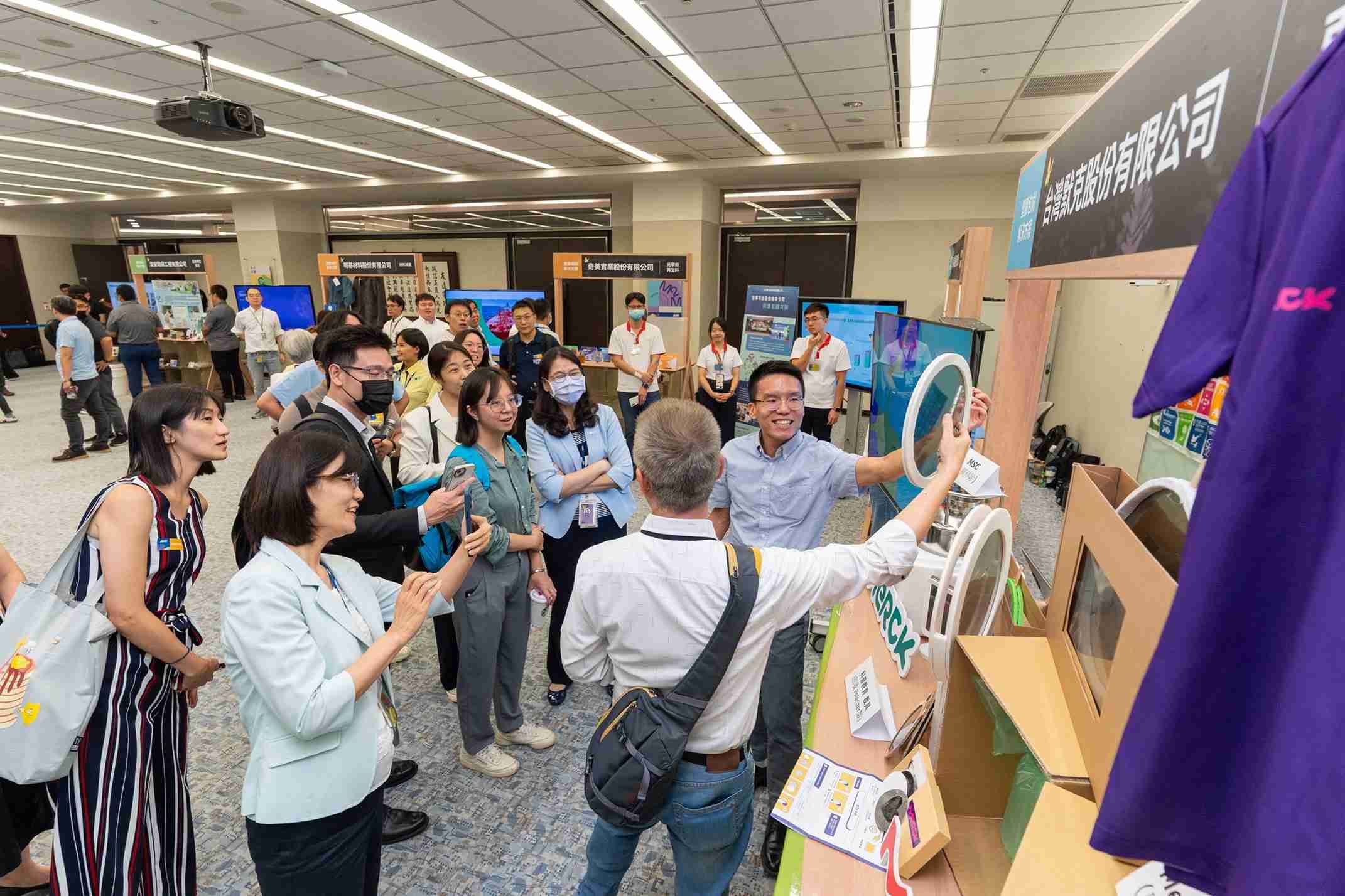 NG大舞台连手产业伙伴策划首届生态圈联展，，展示如何将废塑料循环再利用，，，创新解决方案包括：塑料包材再生与循环使用、、再生塑料研发及应用、、废塑料回收再生技术、、减塑生活提案等