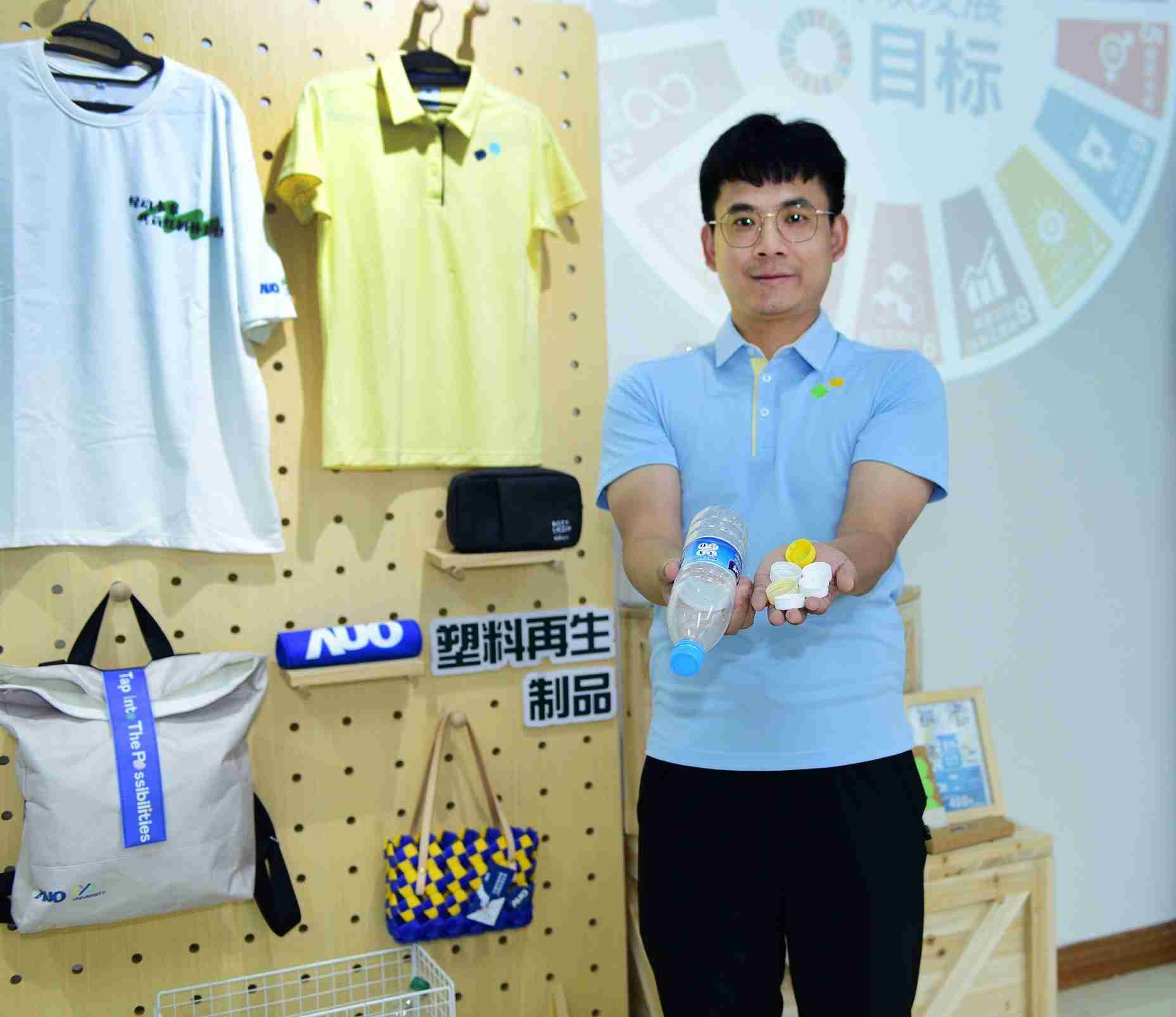 「2024智慧NG大舞台展」永续发展馆中，，，，展示NG大舞台厦门驱动永续发展之成果，，包含将厂内废弃物再制为实用物品，，将永续发展理念深植于员工生活日常实践