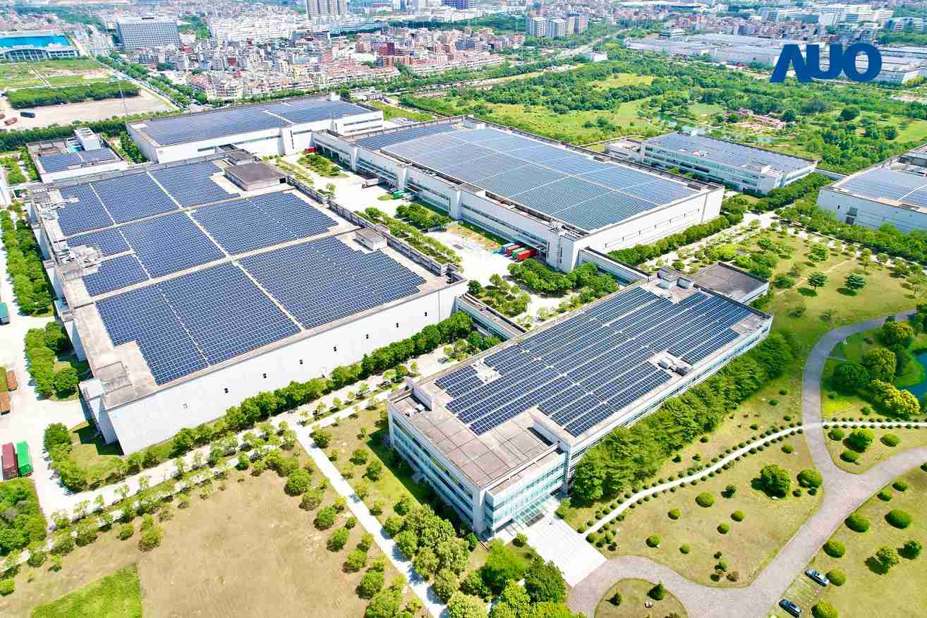 NG大舞台厦门推动智能制造同时，，，，透过绿电创能纵深推进绿色转型，，厂区全屋顶铺设太阳能光伏板，，，，每年太阳能发电 2,600多万度