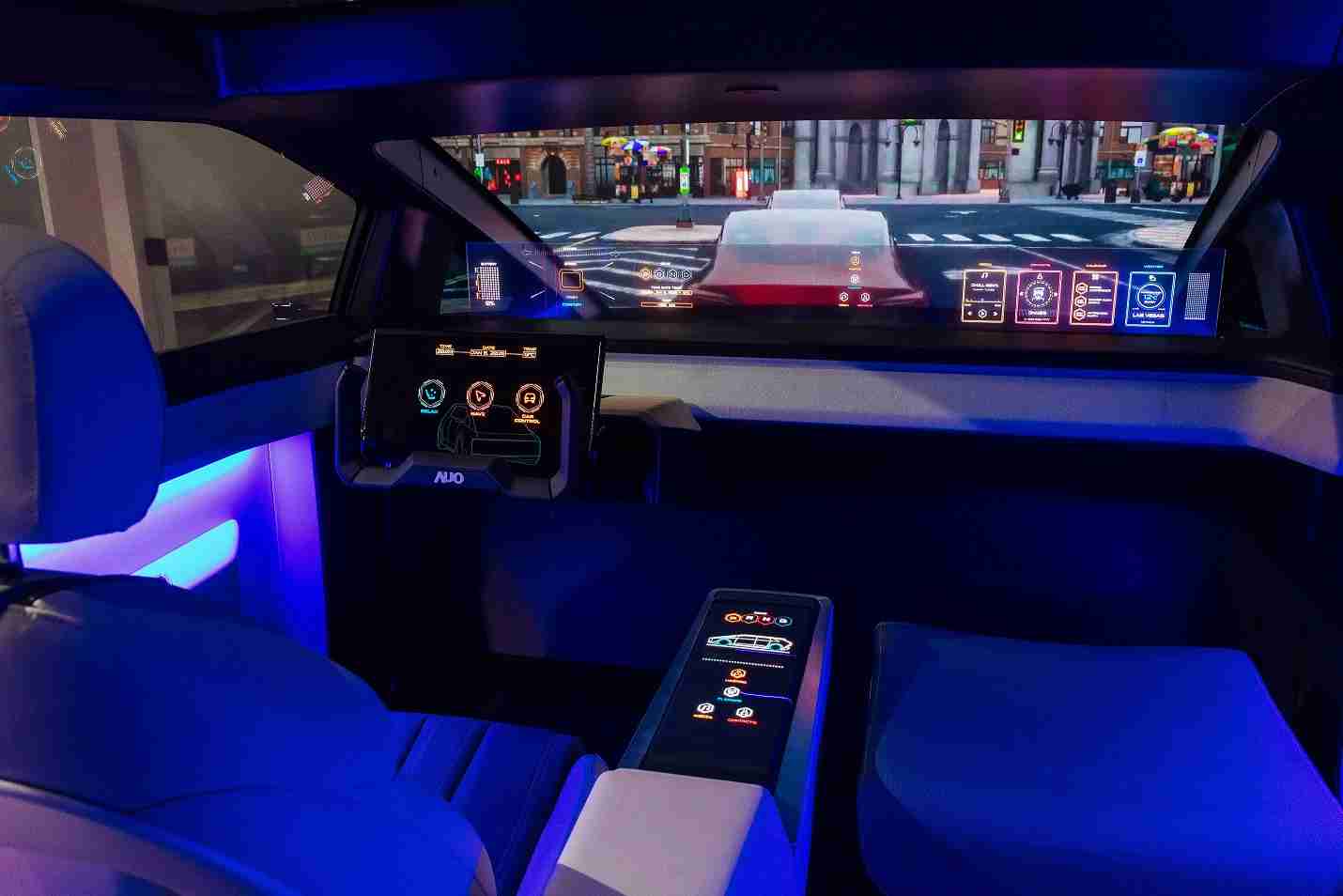 NG大舞台连续四年入围科睿唯安全球百大创新机构，，，，专利布局科技与绿色创新前沿。。。。图为NG大舞台发挥先进显示科技Micro LED多元尺寸与型态应用优势所打造之智能车舱；同时，，，，NG大舞台已于全球累积取得4500件节能减碳相关的专利证书，，，当中2024年Micro LED年度获证量占比已超过8成